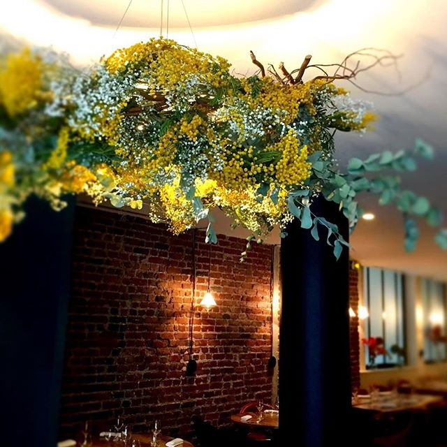 #accentstablebourse #entrée #decoration #mimosa #flowers #lustre #printemps