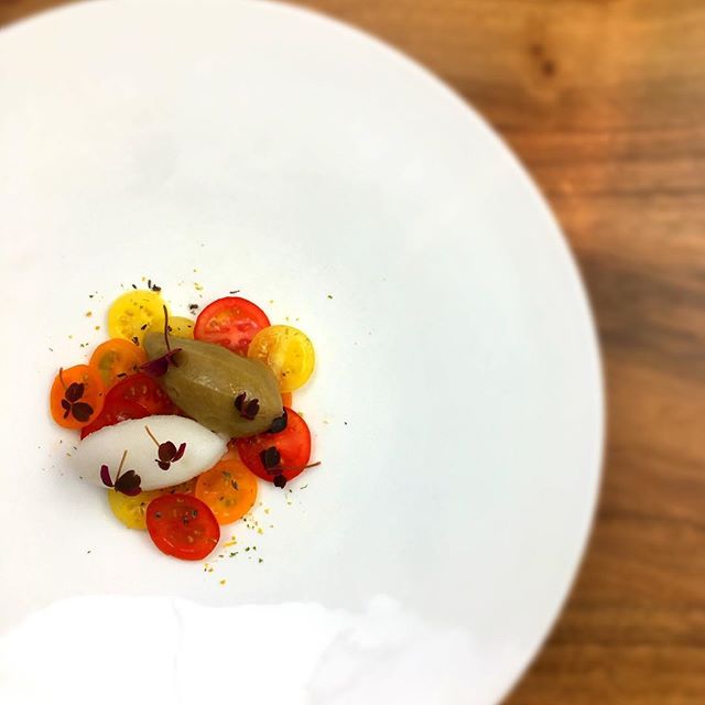 Tomate, sorbet aubergine brûlée Et thym !! #accentstablebourse #paris #restaurant #tomate #aubergine #thyme #food #パリ #レストラン #placedelabourse #foodlover #gourmet