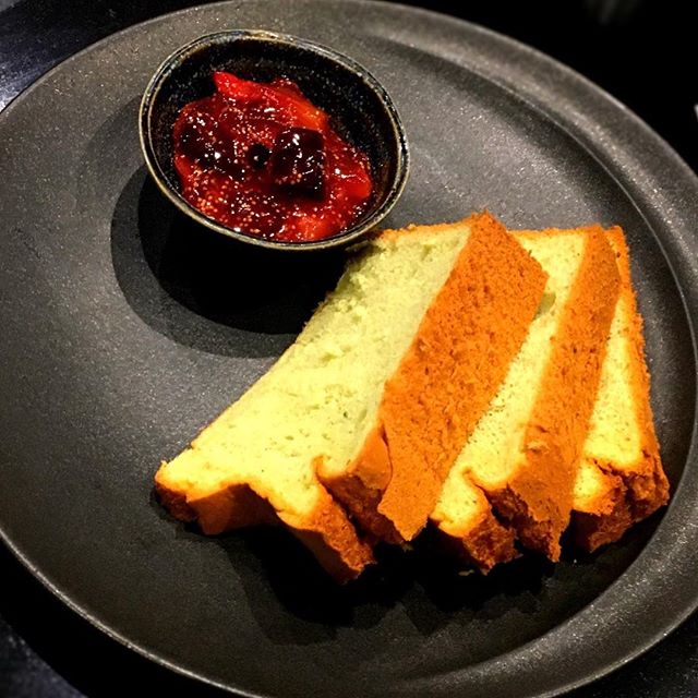 Finir sur une mignardise - Chiffon cake et figue noire----Finish with a mini pastry - Chiffon cake and black fig#ayumisugiyama #restaurant #gourmandise #accentstablebourse @accents.table.bourse #mignardise #foodlover #foodie #romainmahi #dessert #yummy #pastrychef..photo : @jean_se